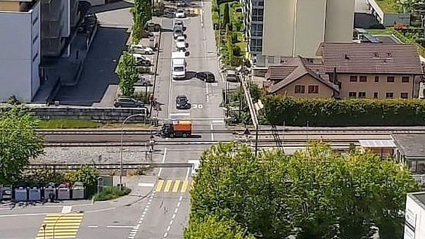 Reinigungsfahrzeug blockiert zwischen den Barrieren